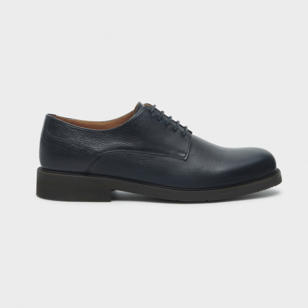 Zapatos de piel con suela resistente y acabado elegante para hombre