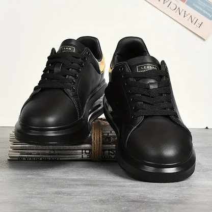 Zapatillas de cuero negro con detalles dorados y suela deportiva