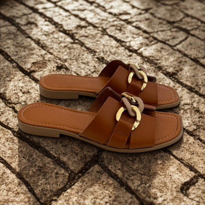 Sandalias de cuero con accesorio dorado para mujer
