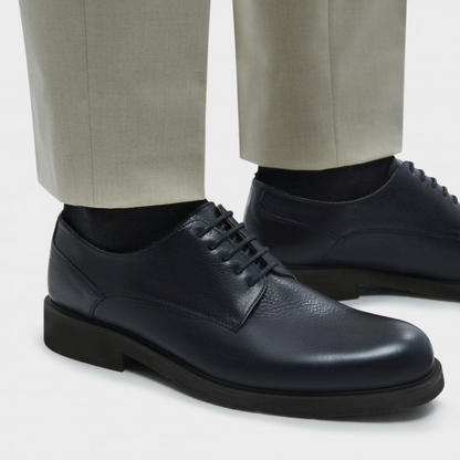 Zapatos de piel con suela resistente y acabado elegante para hombre